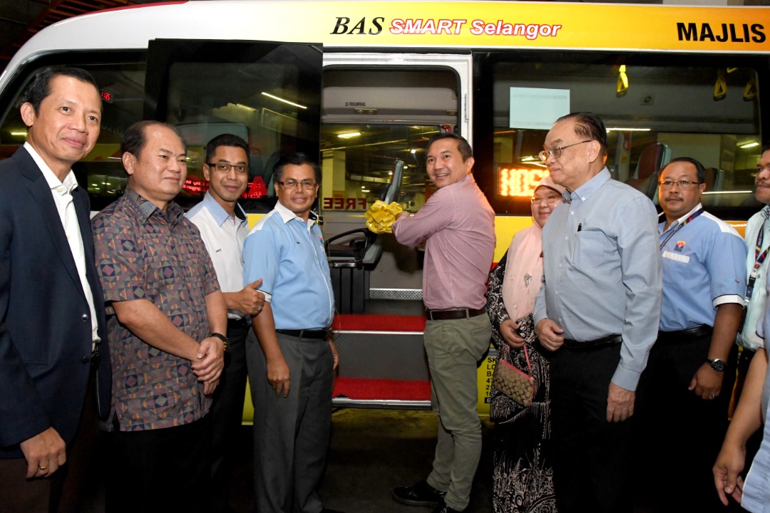 ngszehan's tweet image. @MPSepang tlh menggantikan #BasSmartSelangor bersize besar kpd coaster supaya bas yg lebih kecil ni dpt memasuki sehingga ke lobi #HospitalSerdang. Diharapkan agar penumpang khususnya pesakit &amp;amp; warga emas yg ingin ke hospital akan lebih mudah dn selesa perjalanannya @leeboonchye