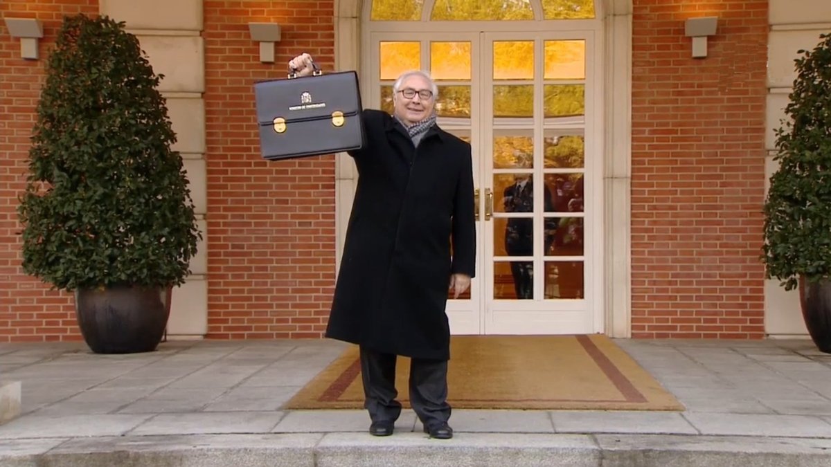 Entrada del sociólogo Manuel Castells, nuevo ministro de Universidades, al primer Consejo de Ministros