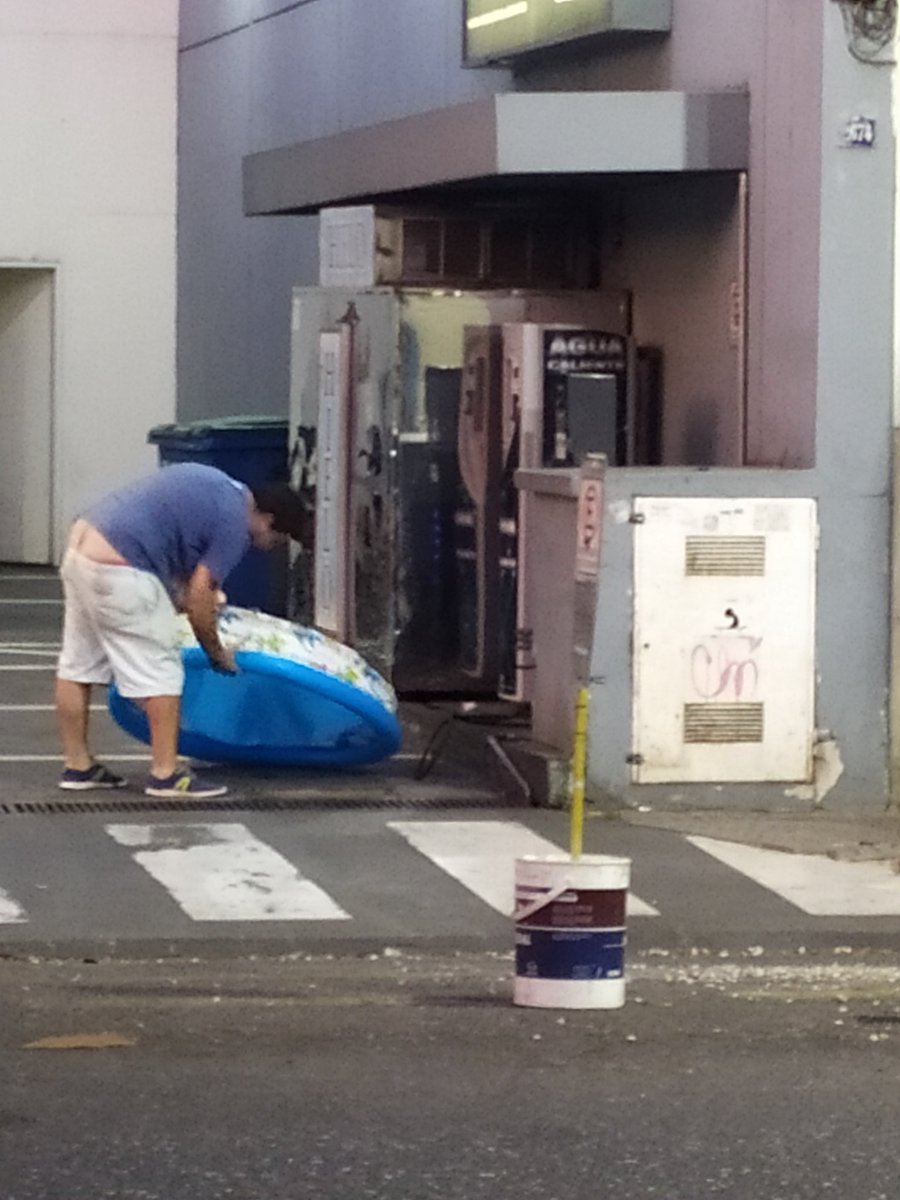 palmermitano's tweet photo. Existen los vagos, los muy vagos, los parásitos y después viene este que fue a la estación de servicio A INFLAR LA PILETITA. https://t.co/suBLxNrwa8