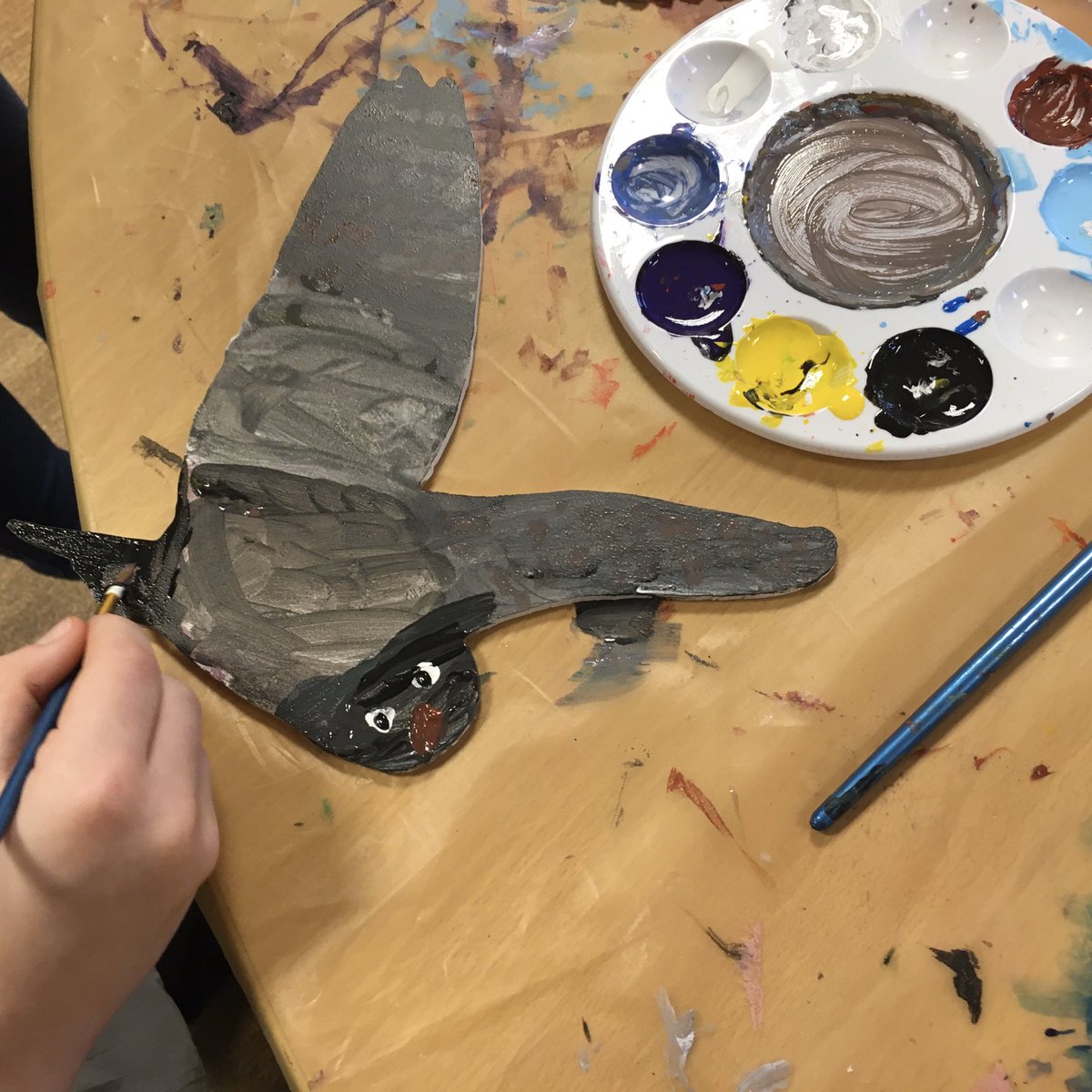 root2wing's tweet photo. Some great conversations were had while people were painting. Topics included feelings, school, birds of prey, hobbies, family, life goals... 
#painting #artandwellbeing #community #art #artinschools #conversation #birds https://t.co/3jSNaZBdJf