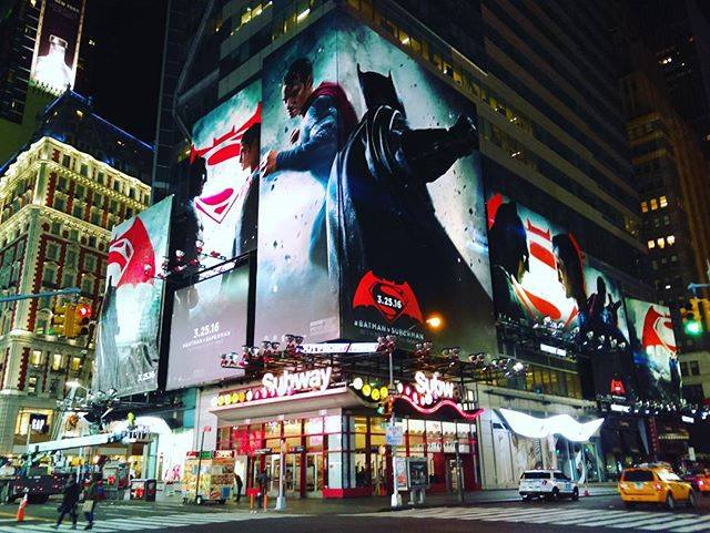 DCbombshells's tweet photo. a oitava maravilha do mundo é a times square em período de filmes da DC https://t.co/mo6RFYMBf8