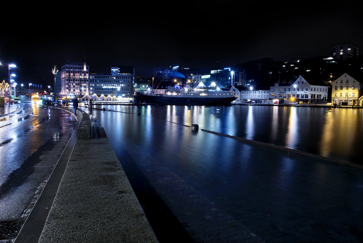 larsaalgaard's tweet photo. Springflo i Stavanger klokka 2350. Vannet stiger ennå. #springflo #stavanger https://t.co/7npv1hkOPm
