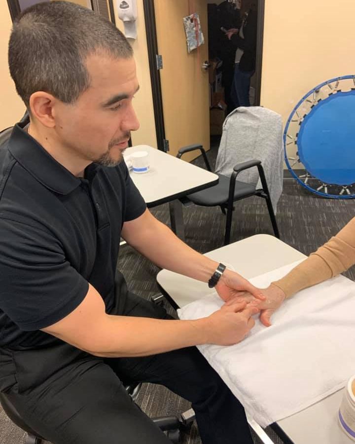 ProActiveAZ's tweet image. Mike Lee helping another satisfied hand therapy patient! ✋💯  #GetYourMoveBack #WeAreProActive #tucson #az #getpt1st #choosept #physicaltherapy
