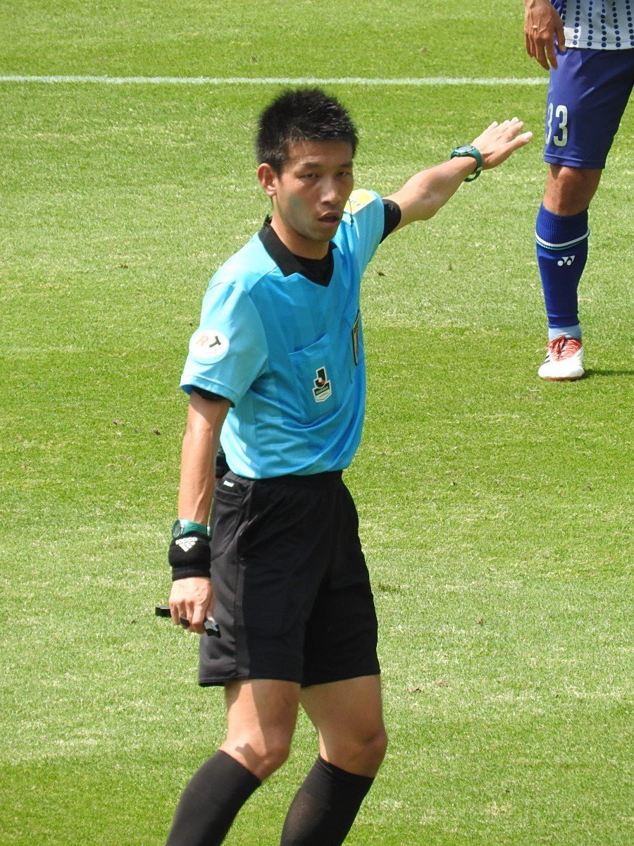 サッカー 審判員 Soccerreferee 笠原寛貴 Kasahara Hiroki 主審 19年4月8日 30歳 日本 出身の国際審判員 岡部氏に代わり国際審判員となった 選手間のトラブルの対応力はあるものの少々ポジショニングに不評が しかし 走るフォームが綺麗
