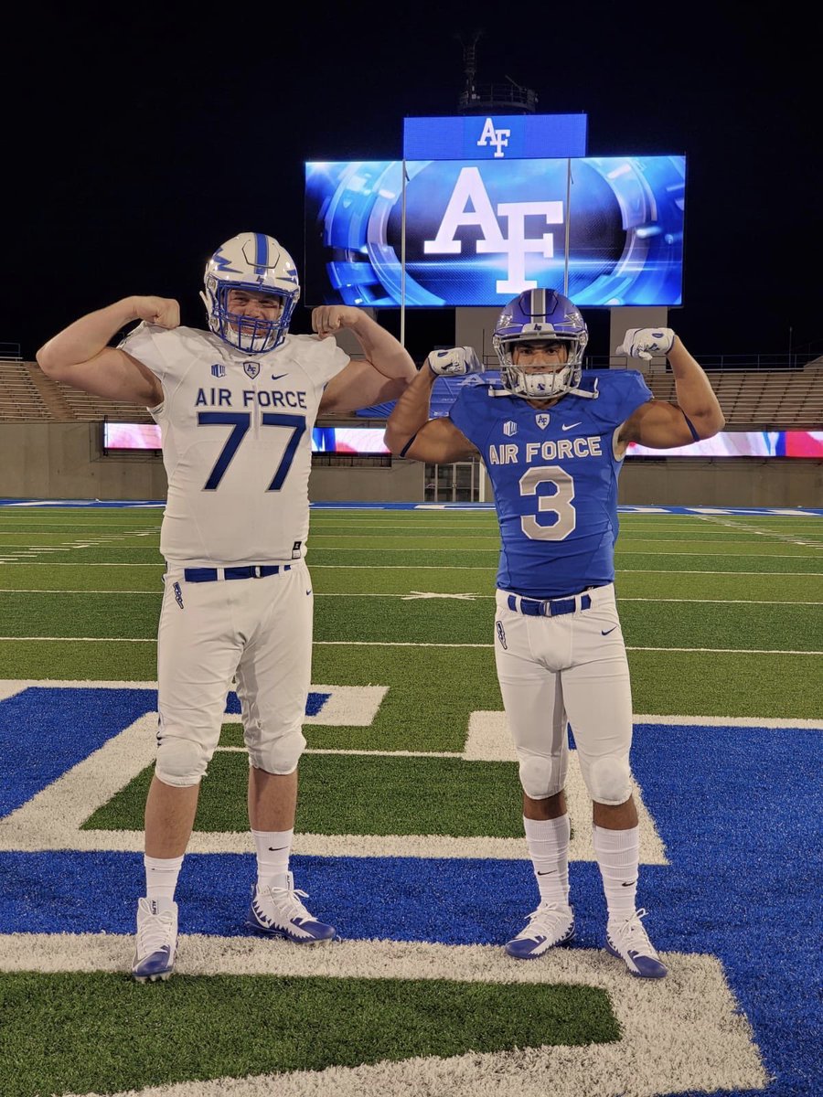 aidenxcalvert's tweet photo. Thank you to everyone who has guided me through this recruiting process. I am very grateful for all of the opportunities that have been presented to me. I am excited to announce my commitment to the United States Air Force Academy!
#BoltBrotherhood✈️⚡️ @AF_Football https://t.co/hIvswBf0TD