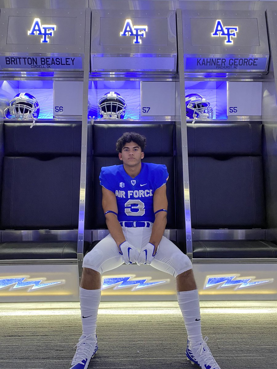aidenxcalvert's tweet photo. Thank you to everyone who has guided me through this recruiting process. I am very grateful for all of the opportunities that have been presented to me. I am excited to announce my commitment to the United States Air Force Academy!
#BoltBrotherhood✈️⚡️ @AF_Football https://t.co/hIvswBf0TD