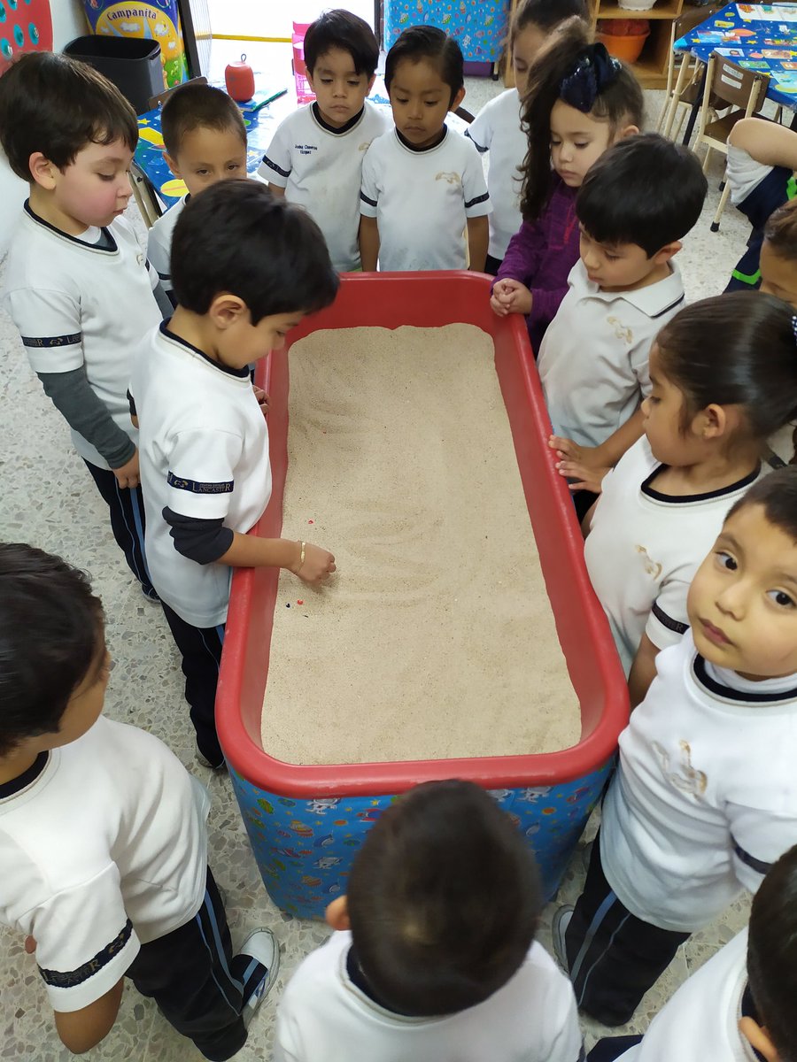 MissSaraYunuee's tweet photo. Continuamos con la letra "M" y hoy nos disfrazamos y remarcamos la letra con diversos materiales🤩 muy bien hecho✨ #TomSawyer🍃 #SnowWhite🍎 @preeslancaster https://t.co/HxPgO5uoZo