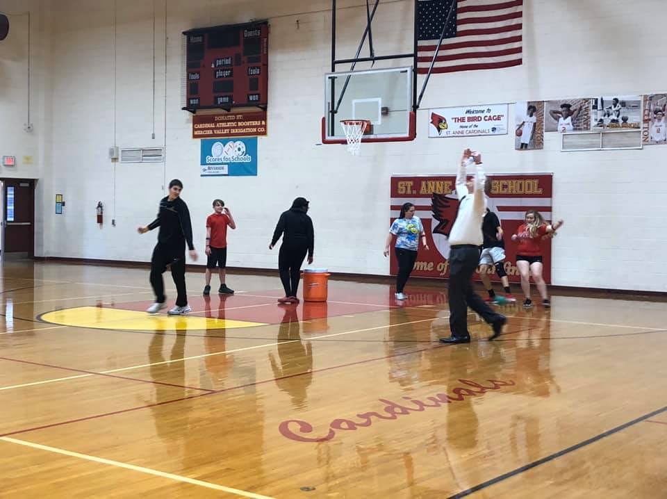 benpobrien's tweet photo. When you have time to jump into a game in P.E....you take full advantage! Not sure who had more fun. #relationshipsfirst https://t.co/d1Wf78K8Tb
