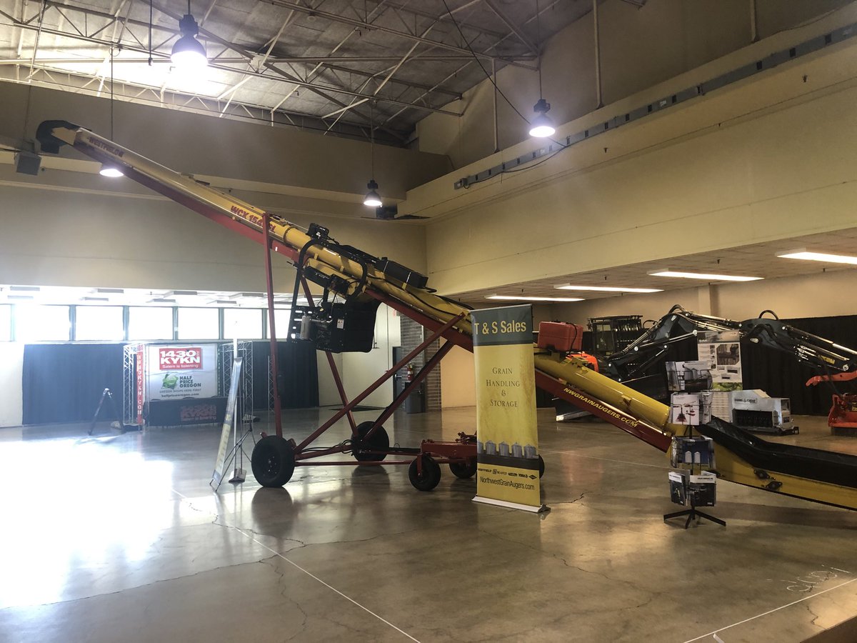TandSSales's tweet photo. After a 6 hour snowy drive this ⁦@AgGrowthIntl⁩ Westfield belt conveyor made it to the ⁦@NorthwestAgShow⁩. Come check it out Wednesday through Friday. https://t.co/HxGYGTKgRM