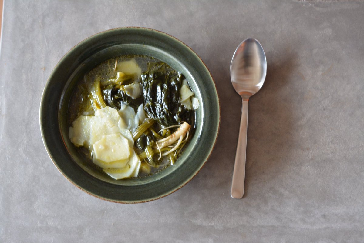 有賀 薫 ほうれんそうとじゃがいも 紫たまねぎのくたくたスープ みずみずしいほうれんそうで 冬の定番スープです 今朝はじゃがいもをスライサーで極薄にして 崩れやすいようにしてみました 混ぜないで煮たので形が残っていますが スプーンですくうと