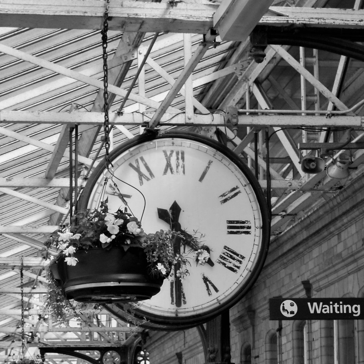 KateMYates's tweet photo. Time waits for no one . @ArrestedReDev @rpswomeninphoto @The_RPS #bnw #monochrome #wearestreet #blackandwhite @bwpmag #womeninstreet @visitblackpool @visitfyldecoast @visitlancashire https://t.co/DC8fq0mkbV