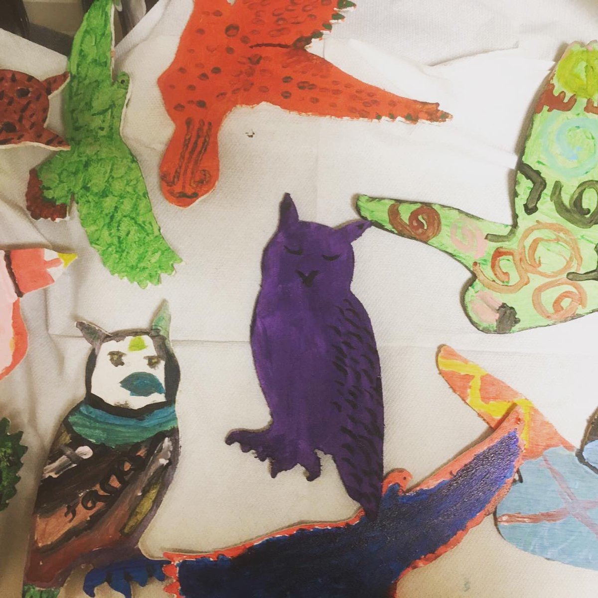 root2wing's tweet photo. Each bird is as unique as the person that painted it. 
#birds #painting #community #communityart #teamwork #artinschools https://t.co/OueEB97Ukn