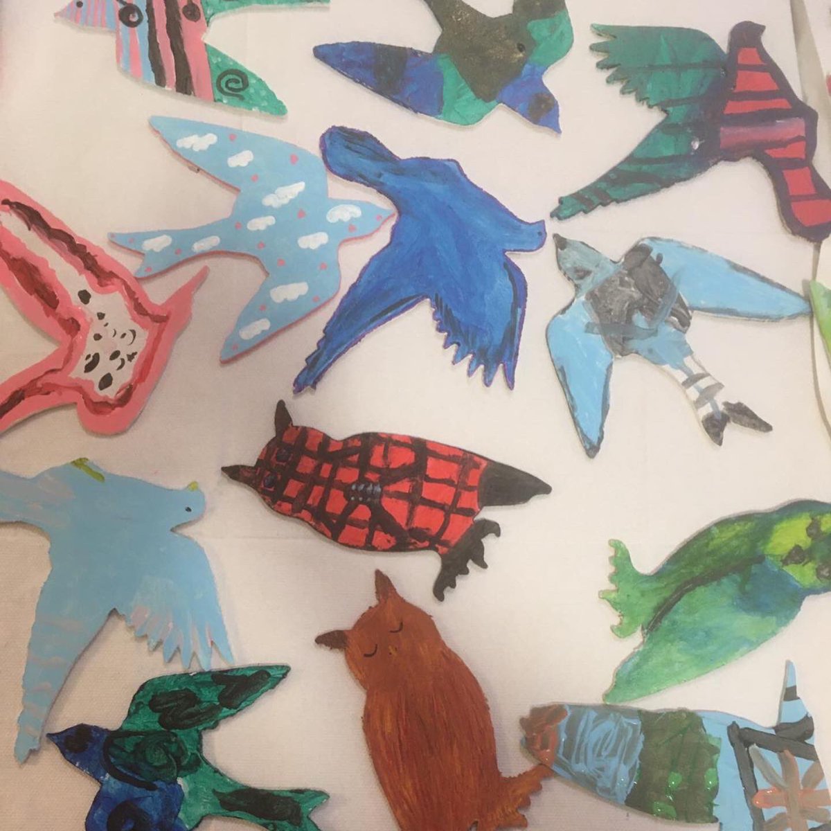 root2wing's tweet photo. Each bird is as unique as the person that painted it. 
#birds #painting #community #communityart #teamwork #artinschools https://t.co/OueEB97Ukn