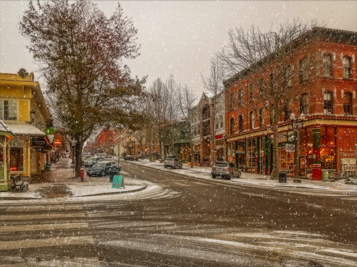 New falling snow ❄️ on the streets of Fairhaven. Thanks📸Jeffrey Barclay for the image share! ☃️