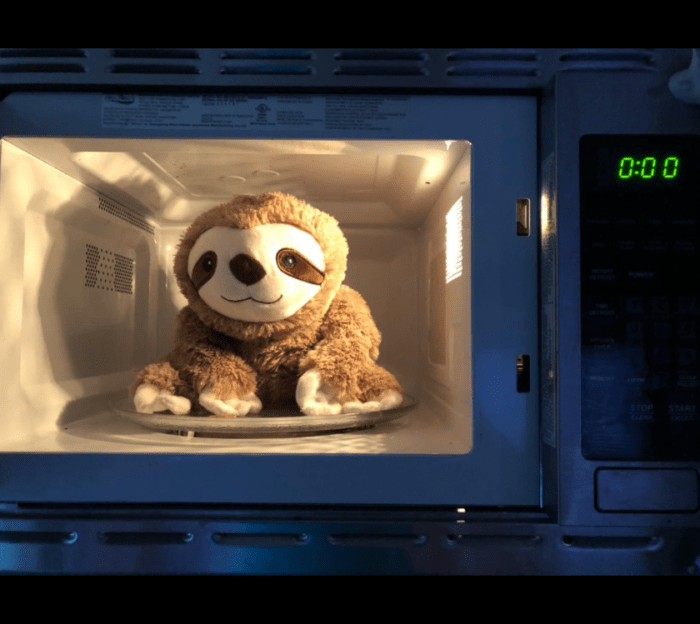 ContentHogs's tweet photo. GET A STUFFED SLOTH THAT HEATS UP IN THE MICROWAVE AND SMELLS LIKE LAVENDER! https://t.co/iHSFyXG8IP https://t.co/GglEdmbEpT
