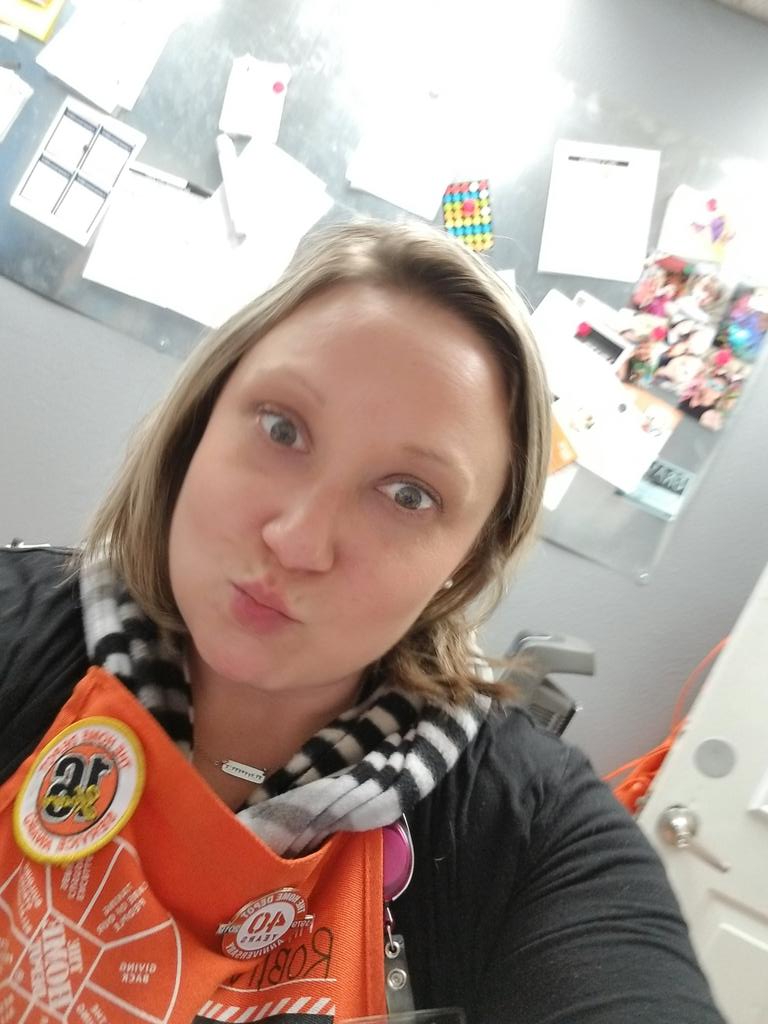 dang she got the selfie king!🤣🤣🤣🤣<a href="/RobinGirardTHD/">Robin Girard</a>