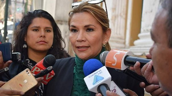 LaYucaInforma's tweet photo. Presidenta pornográfica de Bolivia @JeanineAnez firmó ley para convocar a elecciones generales https://t.co/X0K6XlEfHB #Petro #VenezuelaPorLaPaz @evoespueblo @autentica62 @Tunomeconvences @VTVcanal8 https://t.co/60hXbL4JU9