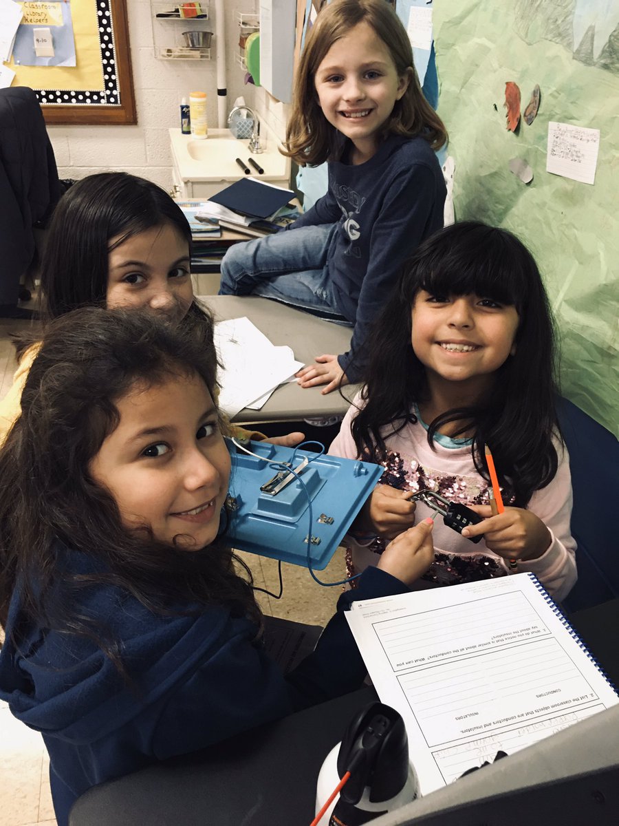 MrLantvit405's tweet photo. Science buddies testing for conductivity! #weAre44 #madison44 https://t.co/UOhPjlvq6O