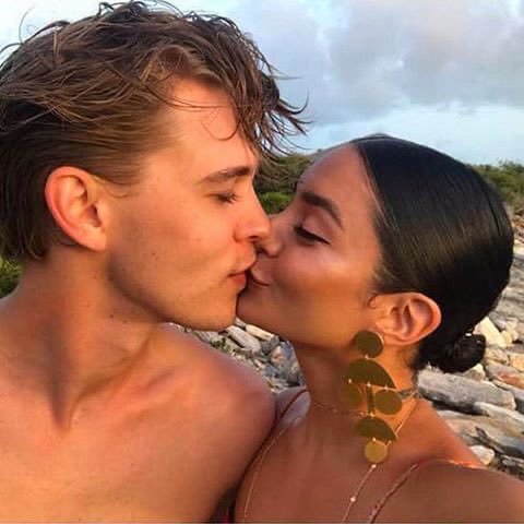 onlyangel444's tweet image. vanessa hudgens and austin butler broke up so it‘s officially true that real love doesn‘t exist