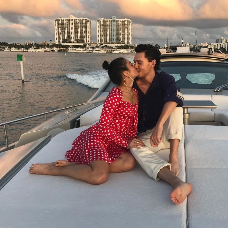 onlyangel444's tweet image. vanessa hudgens and austin butler broke up so it‘s officially true that real love doesn‘t exist