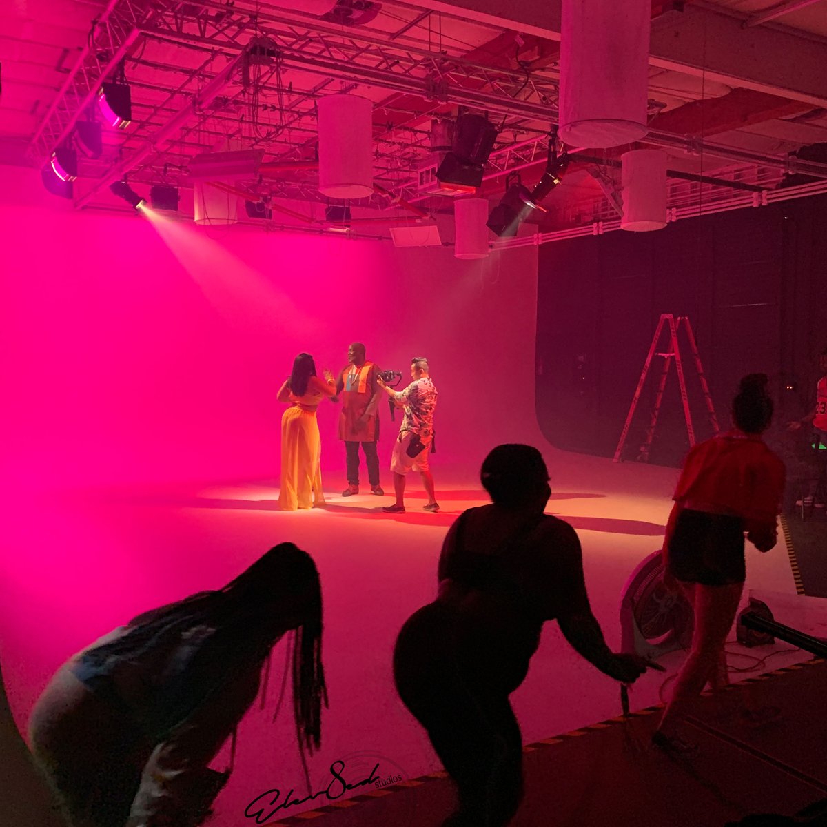 #BTS <a href="/supasaa/">Supa Saa</a> Videoshoot
.
#videographer @syzmik
#sacramentostudio #videoshoot #sacramentomedia #creative #newmusic #recordingstudio #cinematography #cinematographer #hiphop #sacramentorecordingstudio #bayareamusic #fogmachine #sacramentoproud #setlife #norcalphotographer