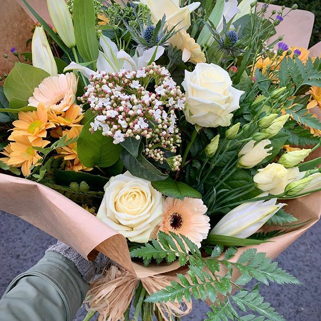 #ecofriendly #bouquet no water bag (which is fine coz as soon as you receive them you should trim the stems and put them in a vase of water)  Order by ringing us on 01913402345 Monday - Saturday 9-5 Sunday 10-4 #shoplocal #supportsmallbusiness #makesmall… ift.tt/2NnLcur