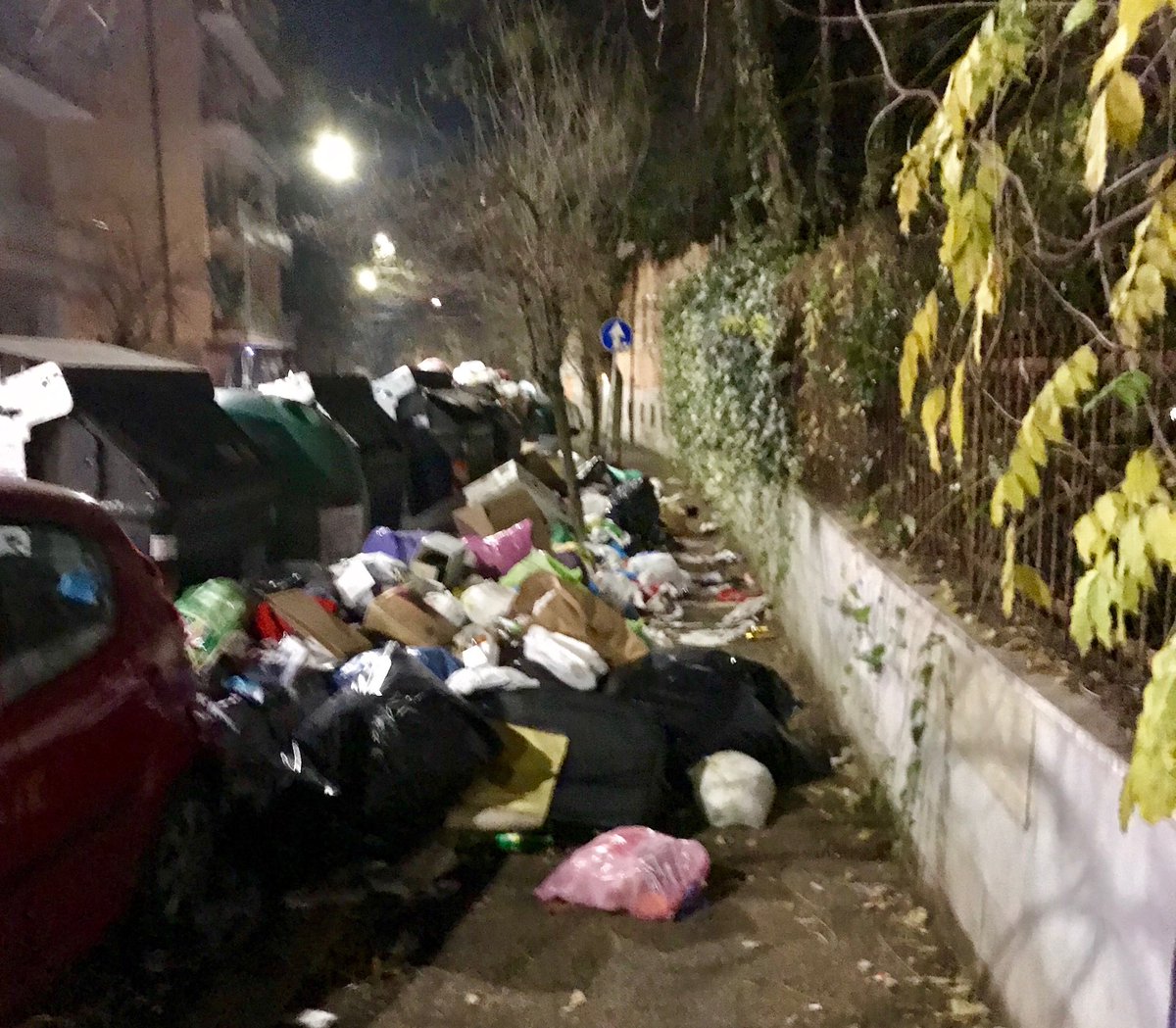 MazzSi's tweet photo. Camminare sui #marciapiedi di ⁦@Roma⁩ diventa sempre più difficile! #QuantoseibellaRoma 
⁦@virginiaraggi⁩ https://t.co/VfUowi1UlC