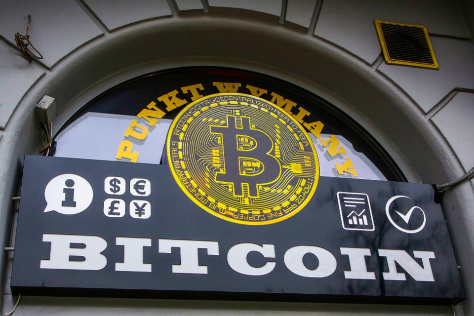 ForbesCrypto's tweet photo. Bitcoin became more correlated to gold than all the major altcoins in the second half of 2019. Here's why that matters: https://t.co/lh91fon67H by @kyletorpey https://t.co/ReYHg2Aw9G