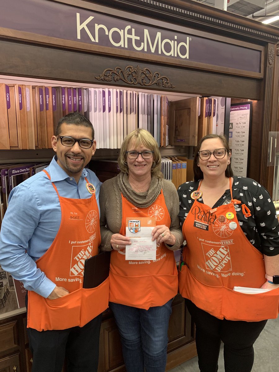 bruceaaaa's tweet photo. Recognizing designer Bobbie for her continuing excellent sales and customer service performance! https://t.co/Tc2YyJv5sP