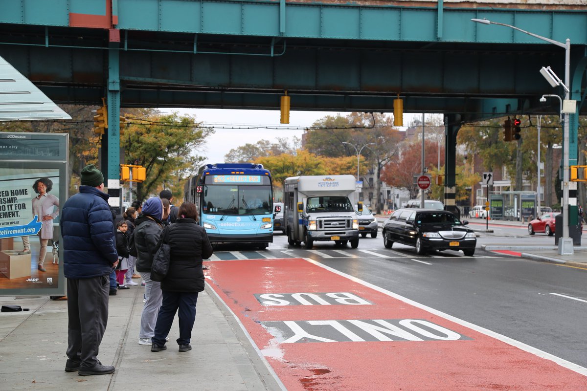 NYC_DOT's tweet photo. In 2019, we installed 326 Transit Signal Priority (TSP) & Queue Jump intersections in partnership with @MTA, exceeding our #BetterBuses goal. This included on the M15 @NYCTBus route, Q52/Q53 #SelectBusService route, M1 route, & four queue jumps on Broadway in Queens. https://t.co/lDCuc7sEAg