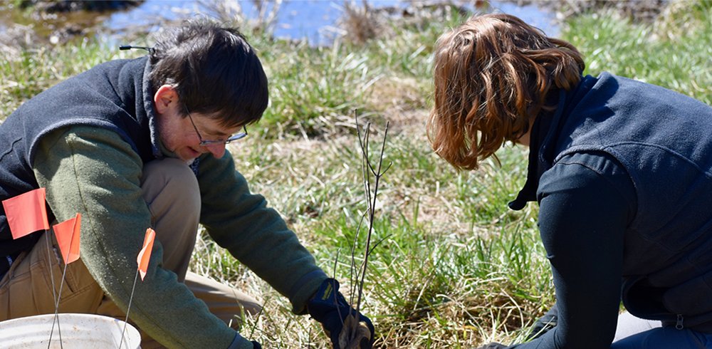 JRAvirginia's tweet photo. The #RiparianStewards program is a new #volunteer opportunity! Dedicated volunteers are needed to help plant trees and provide ongoing maintenance to new planting sites for the next three years. https://t.co/zUG6Iizjrj #BeAJamesChanger #JamesRiverBuffers https://t.co/PhvKWHMB4U