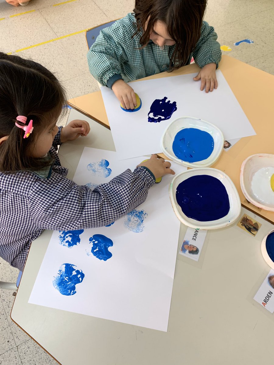 SantaIsabelSQgt's tweet photo. P3 realitzant la tècnica d'estampació amb pomes, amb els colors de l'hivern.
#franciscanes #santcugat #escolasantaisabel #educacioinfantil #educacioprimaria #estampacio #p3 #colors https://t.co/FfqyIoxsiB