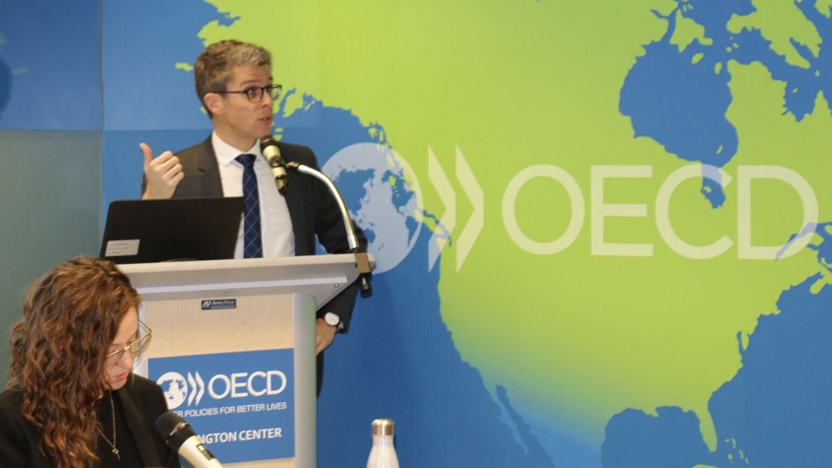 OECD_Washington's tweet photo. A motor vehicle is involved in 80% of bicycle ๐ฒ and e-scooter ๐ด rider fatalities.
@ITF_Forumโs @Santacreu34 recommends protected space for #micromobility, updating car safety features, and addressing impaired/distracted driving with enforcement. https://t.co/SIOor4MHib