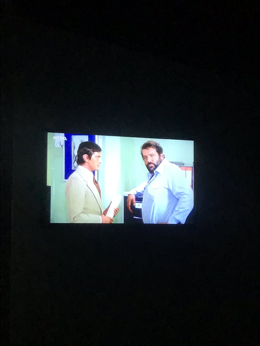 MauriceBernard's tweet photo. Zelfs Bud Spencer is hier nog volop in actie! #wintersport #slechtetv #Oostenrijk https://t.co/RL3rDVv9Ph