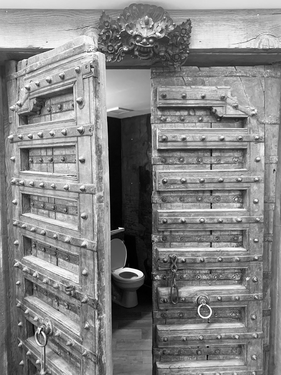 jonpaciaroni's tweet photo. Throne door: A+ https://t.co/PbN4CkWn5K
