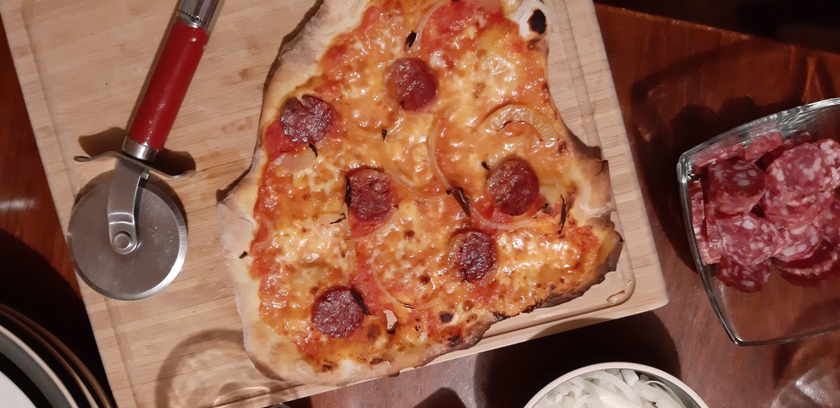Lucia_BC's tweet photo. Saborrrrr, yo solo me senté y 
bam best pizza ever #tastytuesday @jamieoliver @kakkertjark @hendriklamar69 @NeubauerTheo https://t.co/pg8AORfrTF