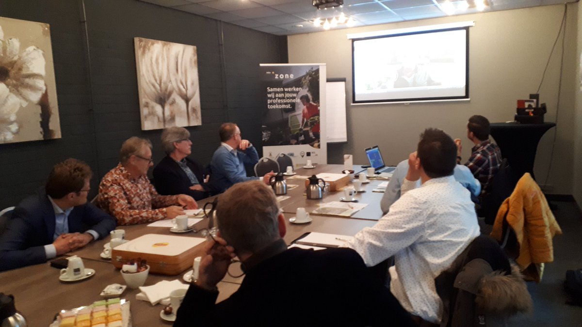 aocoostmbogroen's tweet photo. Vandaag overleg commitmentbedrijven #vhg en nieuwjaarsbijeenkomst @GroenOndernemen. Samen werken aan een groen 2020. Deze week is @zone_college te vinden op de @GS_EH #onderwijs #inspiratie #trendwatcher #hovenier #beroepenwedstrijd https://t.co/j5t9bcW3nF