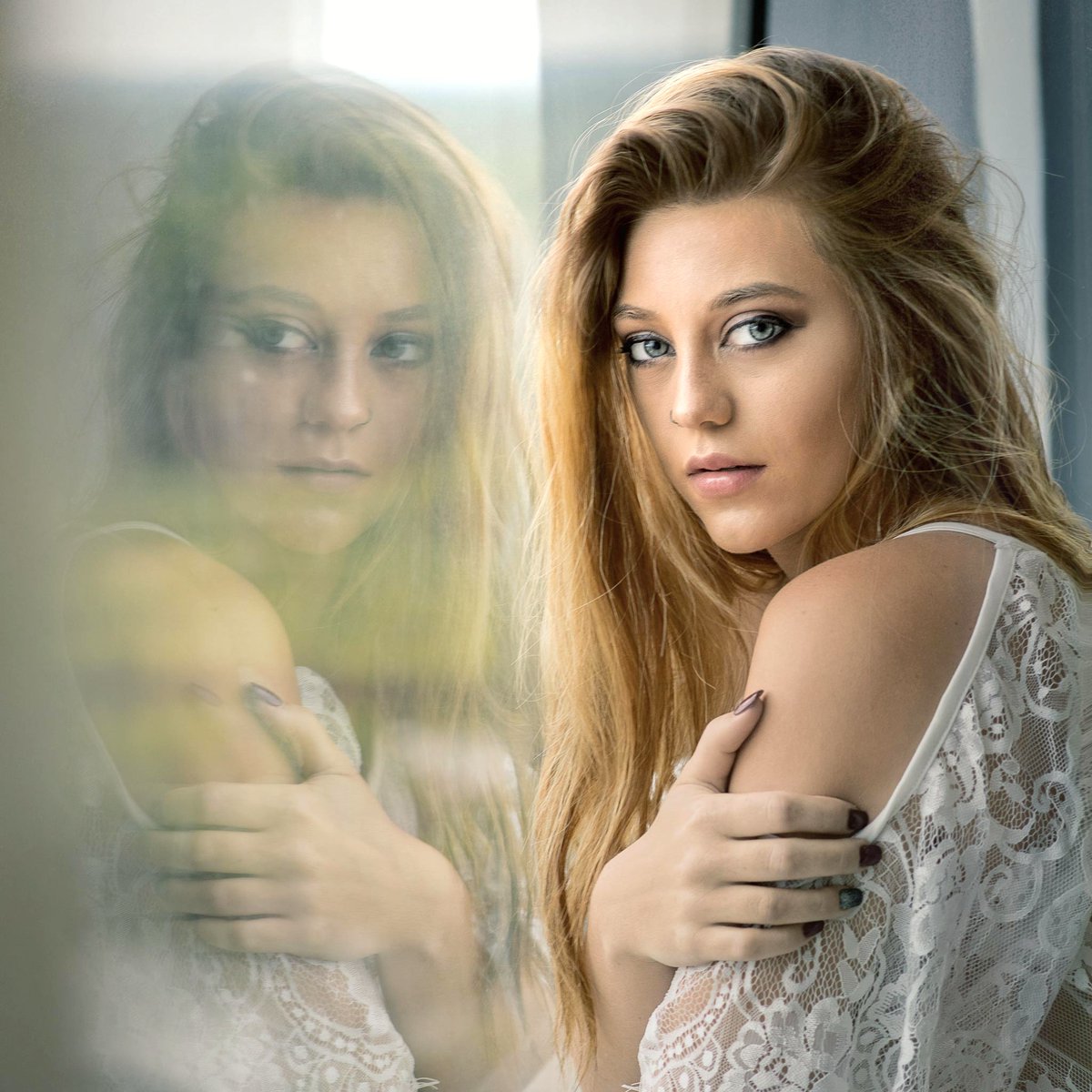Dave_Cuerdon's tweet photo. It's a new year, time to reflect!
Here is a recent portrait I shot of the very beautiful Mac Brown!
Natural window light!⠀⠀
⠀⠀
Photo &amp; Postwork: David Cuerdon 
Model &amp; Makeup: Mac Brown

#photography #photoshoot #portraits #portrait #portraiture #nikon  #windowlighting https://t.co/IoUMeTbDCH