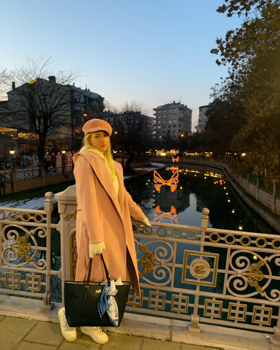 GizemORGE's tweet photo. Ben pembeye inanıyorum. Gülmenin en iyi kalori yakan şey olduğuna, Sarılmaya, çok sarılmaya inanıyorum. Her şey ters gider gibi görünürken güçlü olmaya, Mutlu kadınların en güzel kadınlar olduklarına inanıyorum. Yarının başka bir gün olduğuna ve mucizelere inanıyorum. 🍀💕 https://t.co/nLY2BSs8lO