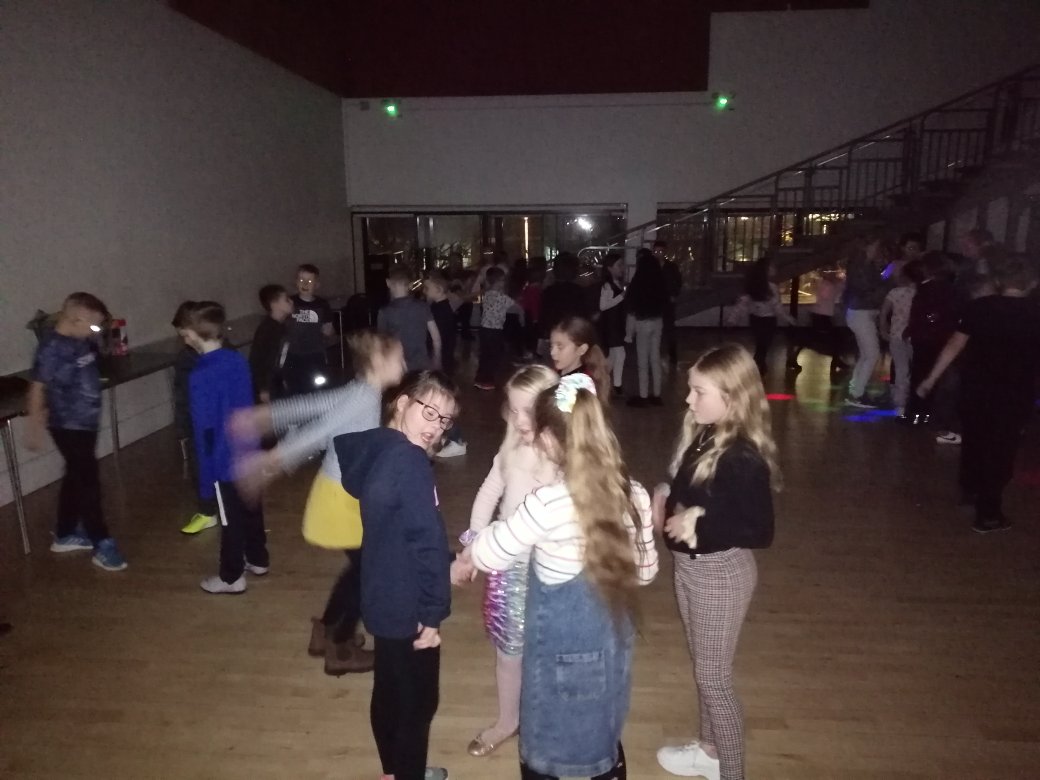 YearFourBPS's tweet image. Busting our moves at the disco #dancingdivas