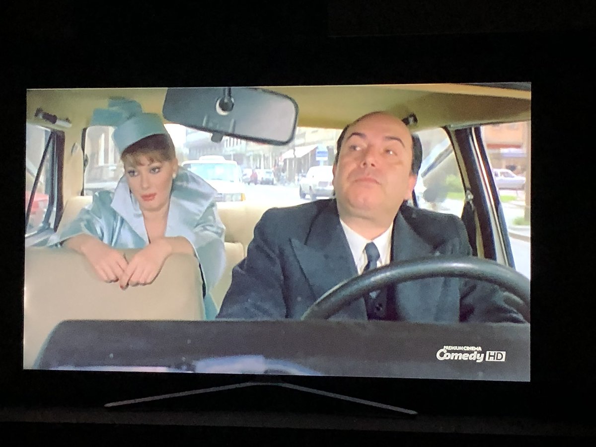 Viciupacciu's tweet photo. Scusate, ma sono impegnatissimo a seguire un film di alta caratura culturale degli #Anni80…il #CinemaItaliano che conta per ogni #coglionazzo degno di questo nome🤪
🎥 🎬

#CornettiAllaCrema #LinoBanfi #EdwigeFenech #PremiumComedyHD #CinemaDemenziale https://t.co/wGyCkjDpy8