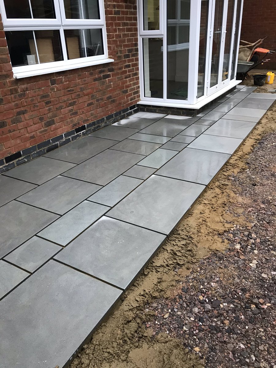 BuckinghamsLand's tweet image. Good progress on our Crawley project laying @marshalls towngate paving. A few more days  and we should be ready to point.... of the weather holds off 🌧 #hardlandscaping #hardlandscapingdesign #patio #paving #gardendesign