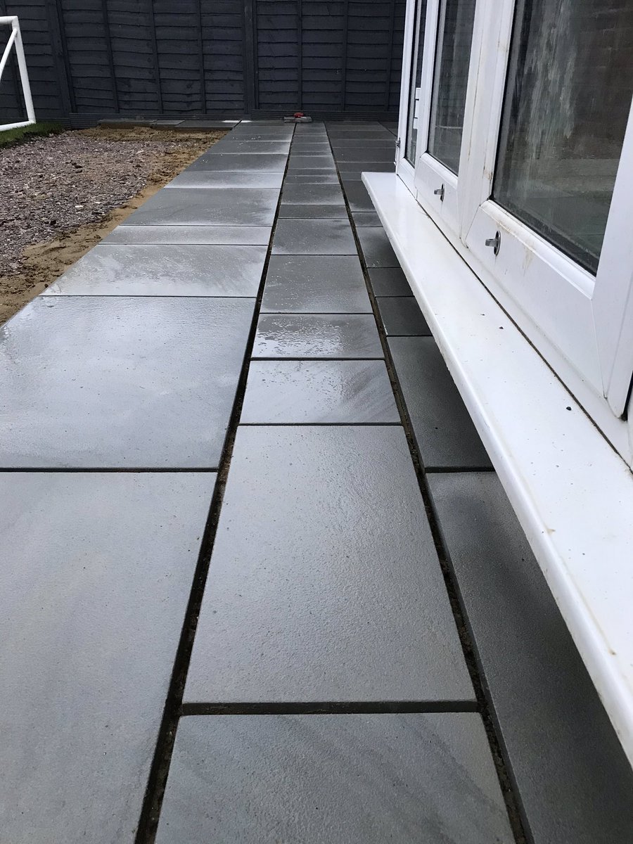 BuckinghamsLand's tweet image. Good progress on our Crawley project laying @marshalls towngate paving. A few more days  and we should be ready to point.... of the weather holds off 🌧 #hardlandscaping #hardlandscapingdesign #patio #paving #gardendesign
