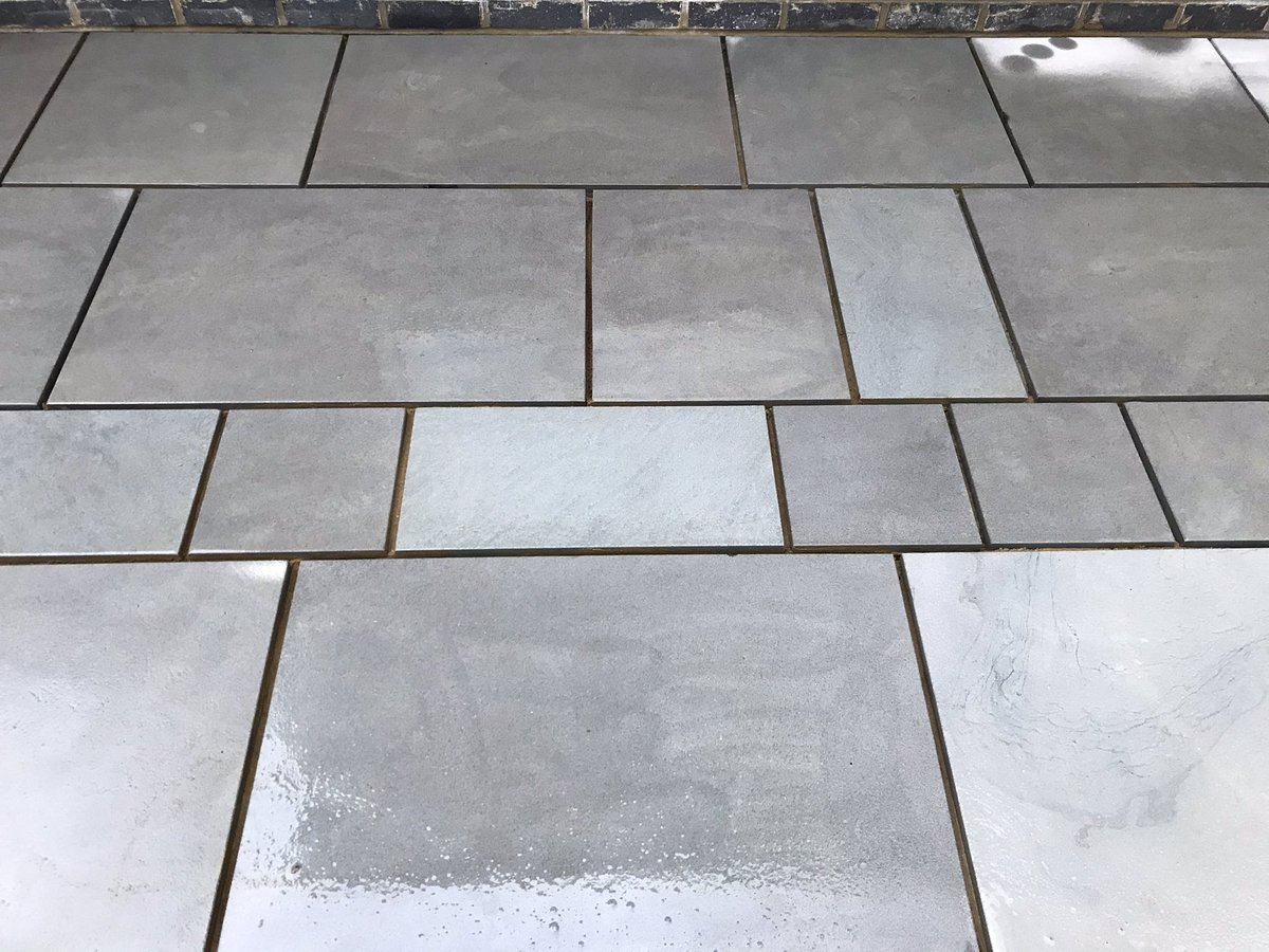 BuckinghamsLand's tweet image. Good progress on our Crawley project laying @marshalls towngate paving. A few more days  and we should be ready to point.... of the weather holds off 🌧 #hardlandscaping #hardlandscapingdesign #patio #paving #gardendesign