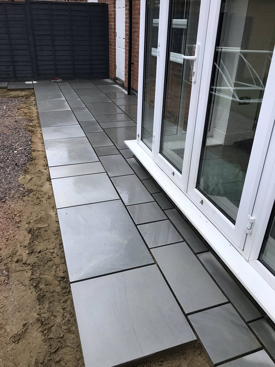 BuckinghamsLand's tweet image. Good progress on our Crawley project laying @marshalls towngate paving. A few more days  and we should be ready to point.... of the weather holds off 🌧 #hardlandscaping #hardlandscapingdesign #patio #paving #gardendesign