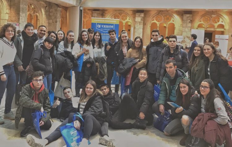 colegiosaldana's tweet photo. Cada vez está más cerca el momento de elegir el futuro, así que los alumnos de #2BACH se han acercado hoy a la feria de universidades #UNITOUR, donde se han informado sobre la oferta de varias universidades como @UBUEstudiantes , @unileon, @deusto, @unirioja... https://t.co/HJhyB2uwit