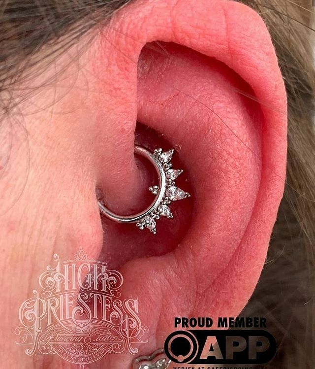 BestStudio_Ever's tweet photo. This gorgeous clicker from @buddhajewelryorganics fills the space in this daith piercing beautifully! 🤩💎
Piercing by the lovely folks at @highpriestessroseburg 
#beststudioever #bestpiercingsever #bestclientsever #bestjewelryever #daithpiercing #budd… https://t.co/iY49NO4DXf https://t.co/EwJSEDJgJX