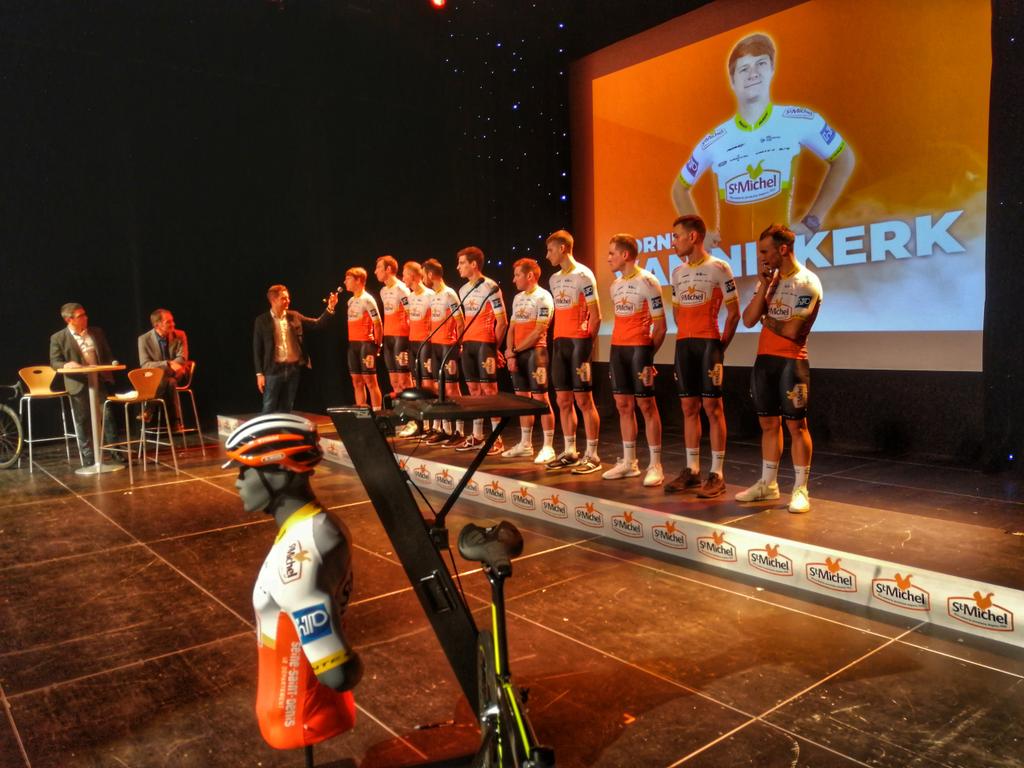 Auber93Cyclisme's tweet photo. Notre équipe Pro 2020 sur la scène à Aubervilliers ! 

#StMichelAuber93🍩 https://t.co/eXg06mJKOr