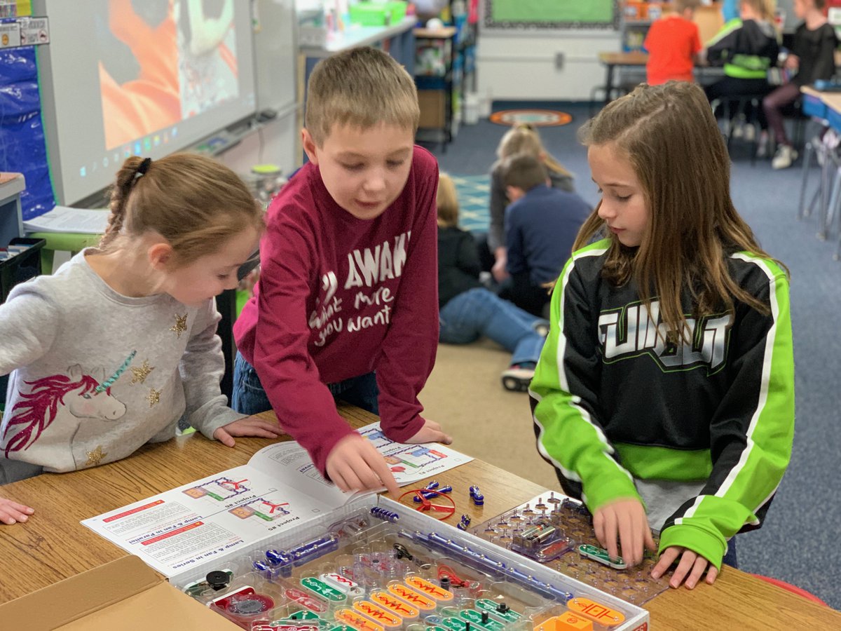 WashCommSchools's tweet photo. Third Graders in Mrs. Weisheit's class at Veale completed their first activities with snap circuits today! @VealeElem #IAMWashington https://t.co/aqzLKfjnxB