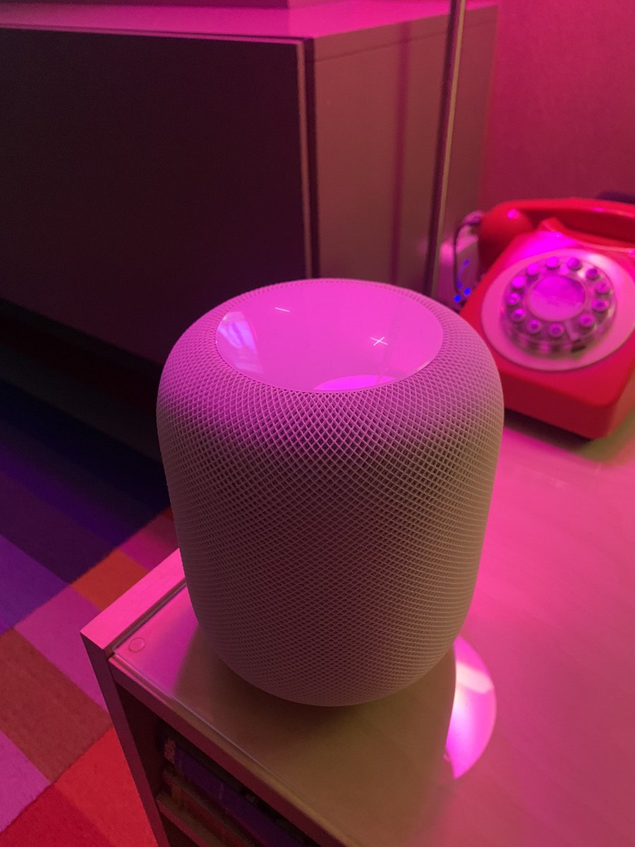P1xeled's tweet photo. Mi #homepod bañado por mis Luces #philipshue #homekit https://t.co/30lZH5K5Ya